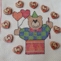 boton de madera en forma de corazon de hello kitty